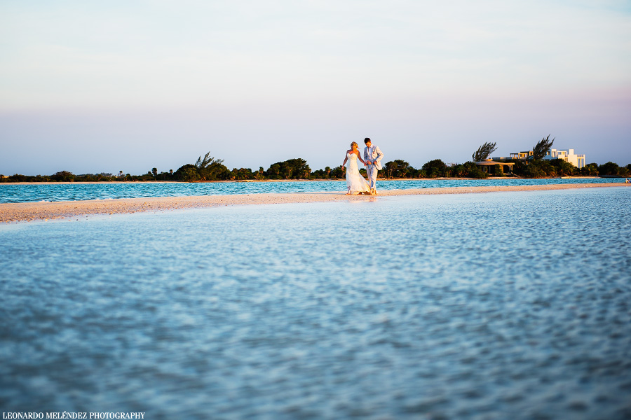 Belize sandbar wedding. Belize wedding photography by Leonardo Melendez Photography.