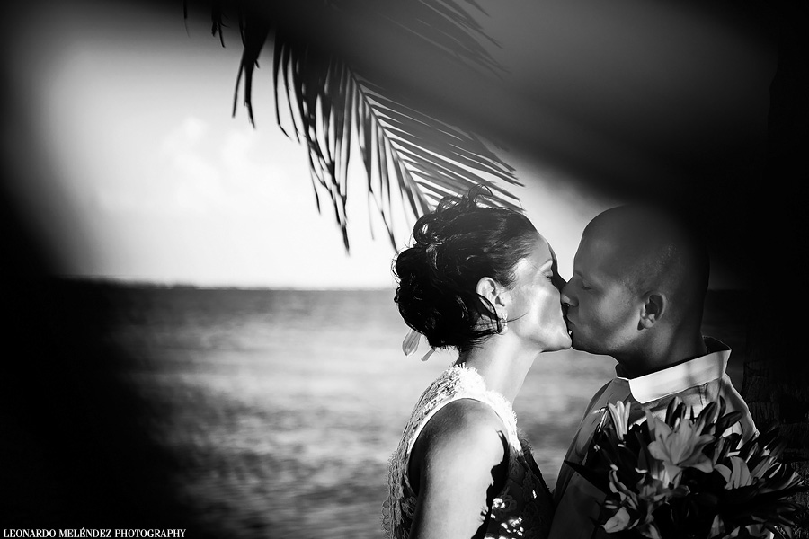 Coco Beach Resort Wedding.  Belize wedding photographer, Leonardo Melendez.