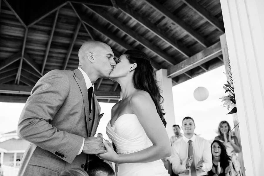 Belize wedding at Banyan Bay. Photo by wedding photographer, Leonardo Melendez.