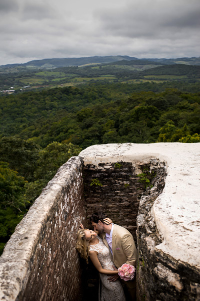 Xunantunich wedding.  Belize wedding photographer, Leonardo Melendez.