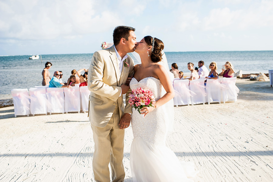 Belize Coco Beach wedding.  Belize wedding photographers, Leonardo Melendez Photography.