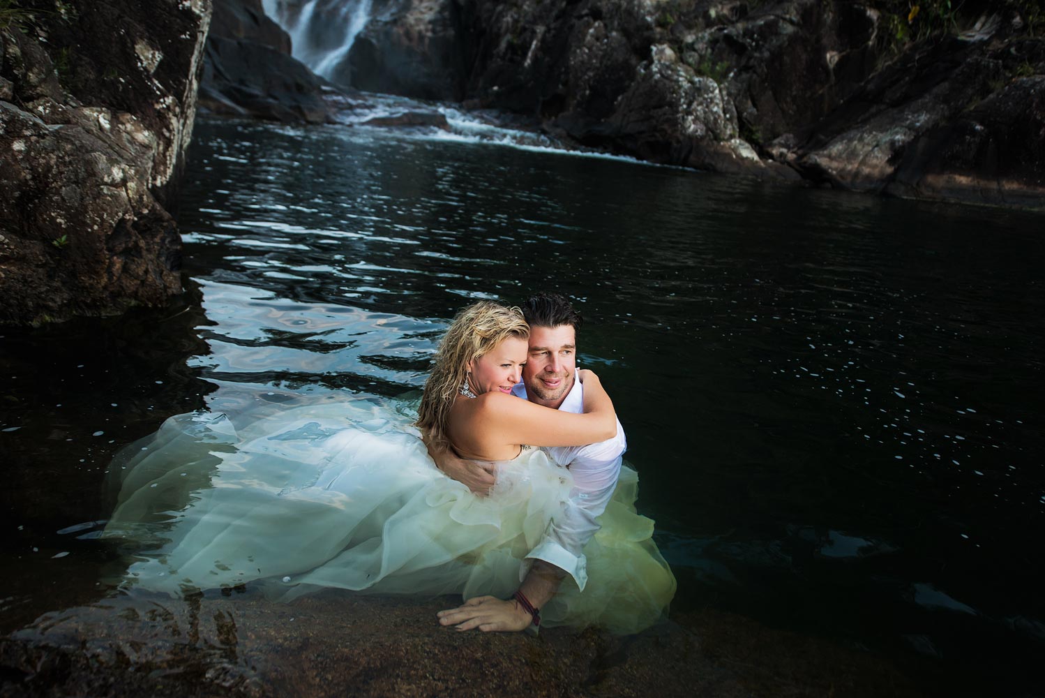 Waterfall trash the dress in Belize.  Belize wedding photographers, Leonardo Melendez Photography.
